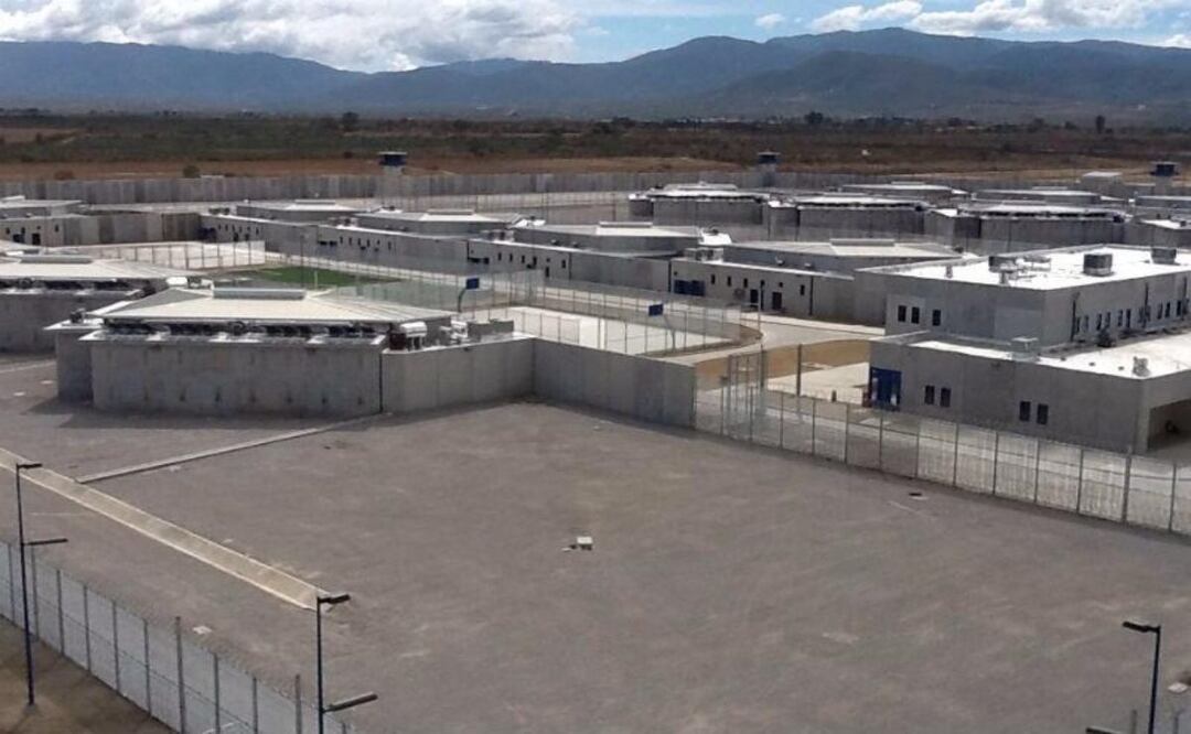 Según la denuncia que interpuso ante la CNDH, sólo en áreas comunes debe vestir con el uniforme de varón. Foto: Archivo El Universal