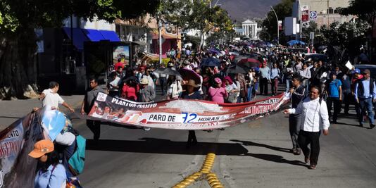 Marchan docentes indígenas contra el IEEPO, amagan con paro indefinido