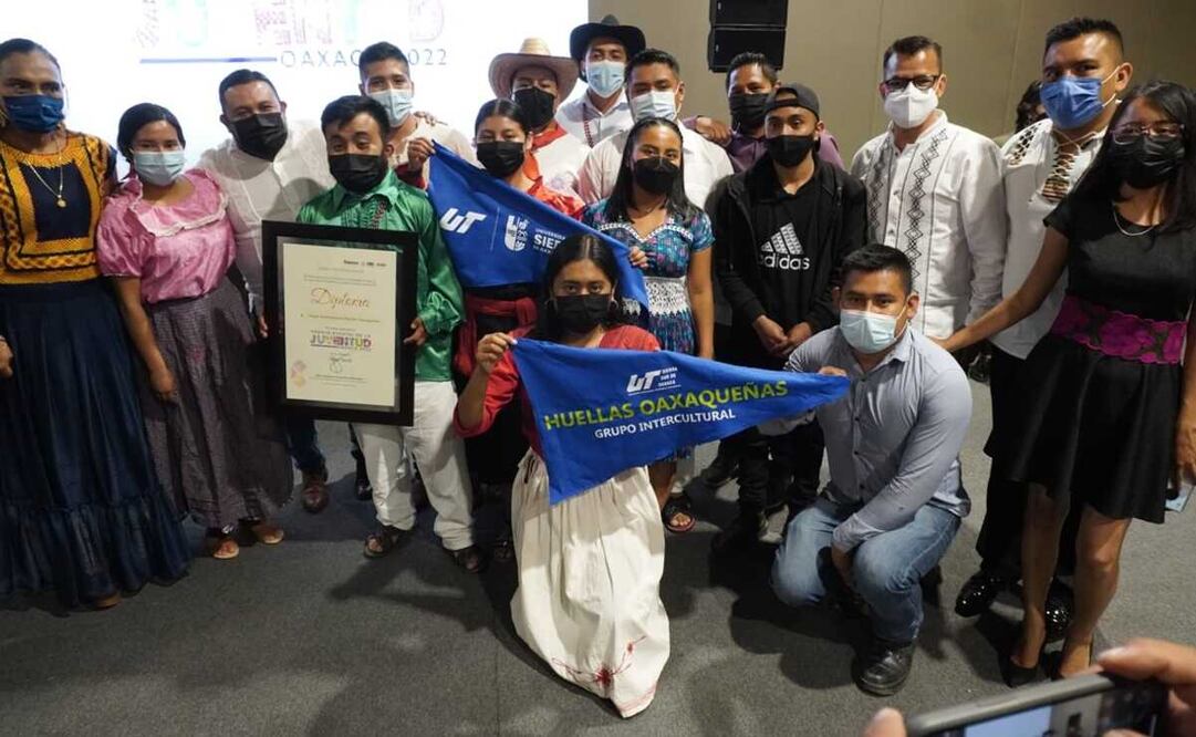 Entrega Murat Premio de la Juventud 2022 a 13 jóvenes de Oaxaca, por labor a favor de la comunidad. Foto: Mario Arturo Martínez