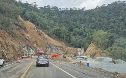 Lluvias dejan deslaves en 8 kilómetros de la autopista Oaxaca-Puerto Escondido; funciona un carril