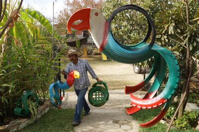 Arte colorido que nace de reutilizar llantas