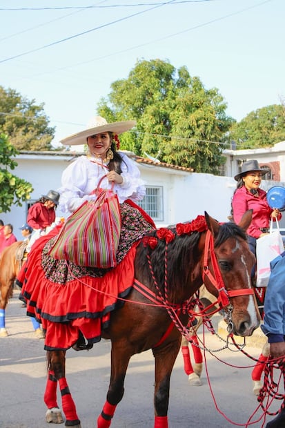 Durante las Regadas de Fruta se acostumbra a regalar diversos artículos y enseres domésticos. Foto: FB@Folklor y Sabor Oaxaqueño
