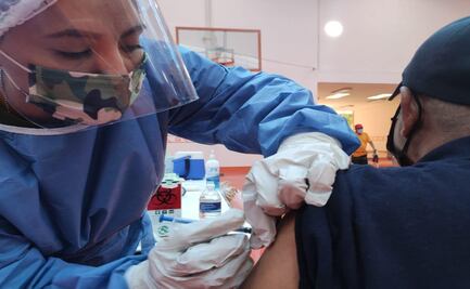 Asegura IMSS Oaxaca que profesor del Istmo con parálisis tras vacuna Covid, recibe atención médica