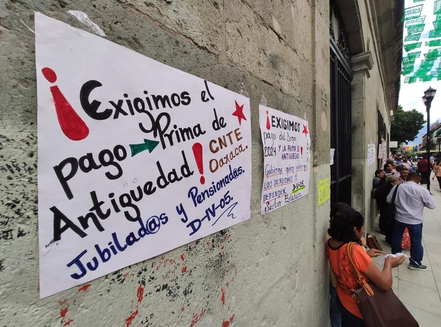 Maestros jubilados y pensionados protestan frente al palacio de Gobierno de Oaxaca; exigen pagos prometidos por la 4T