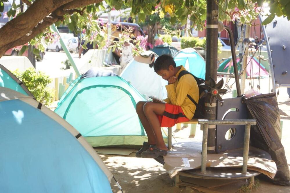 Desalojan a migrantes de parques y terminales de la ciudad de Oaxaca, tras quejas de vecinos. Foto: Edwin Hernández