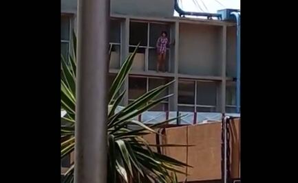 Rescatan en Oaxaca a mujer que amenazó con lanzarse desde el techo de un hospital del IMSS