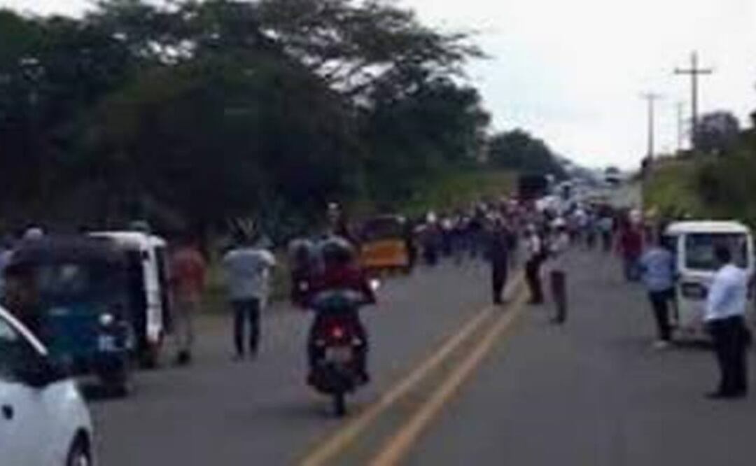 Bloqueo en el Istmo impide paso de Oaxaca a Veracruz; fila de vehículos supera 5 kilómetros