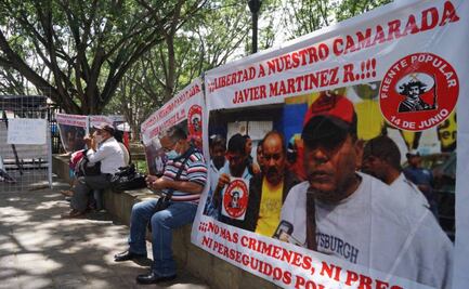 Instala Frente "14 de junio" plantón en el zócalo para exigir libertad de uno de sus líderes