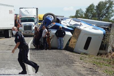 En plena Nochebuena, vientos vuelcan a dos trailers en La Ventosa; suman 28 en el año