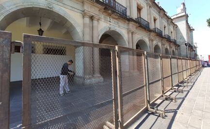 Cercan con vallas Palacio de Gobierno de Oaxaca previo protestas por el Día Internacional de la Mujer