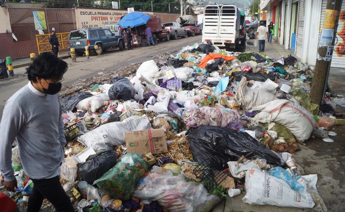 Primaria exige al municipio de Oaxaca de Juárez quitar basura del Atoyac y amanece con montones enfrente