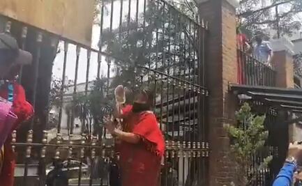 VIDEO. Mujer triqui cae al romperse marquesina de cristal de Segob durante protesta por desplazados de Oaxaca