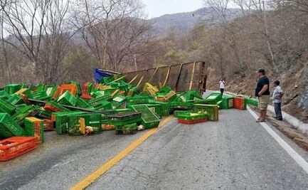 Se registra rapiña tras volcadura de camión que transportaba pollos en el Istmo de Oaxaca 