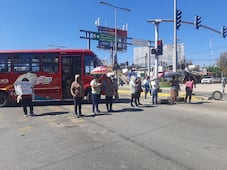 Padres de familia bloquean el crucero vial de Hacienda Blanca en Oaxaca; exigen la destitución de los directivos 
