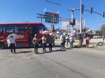 Padres de familia bloquean el crucero vial de Hacienda Blanca en Oaxaca; exigen la destitución de los directivos 