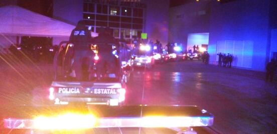 Convoy de 20 patrullas de la policía estatal de Oaxaca se dirige a Guelatao para protestar en evento de AMLO