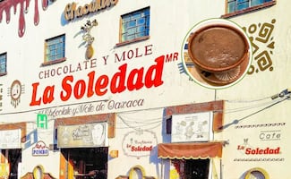 ¿Quién es el dueño del negocio Chocolate y Mole La Soledad en la capital de Oaxaca?