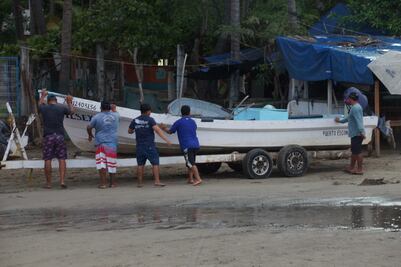 Cierran restaurantes y protegen lanchas en Puerto Escondido, Oaxaca, previo al impacto del huracán Erick 