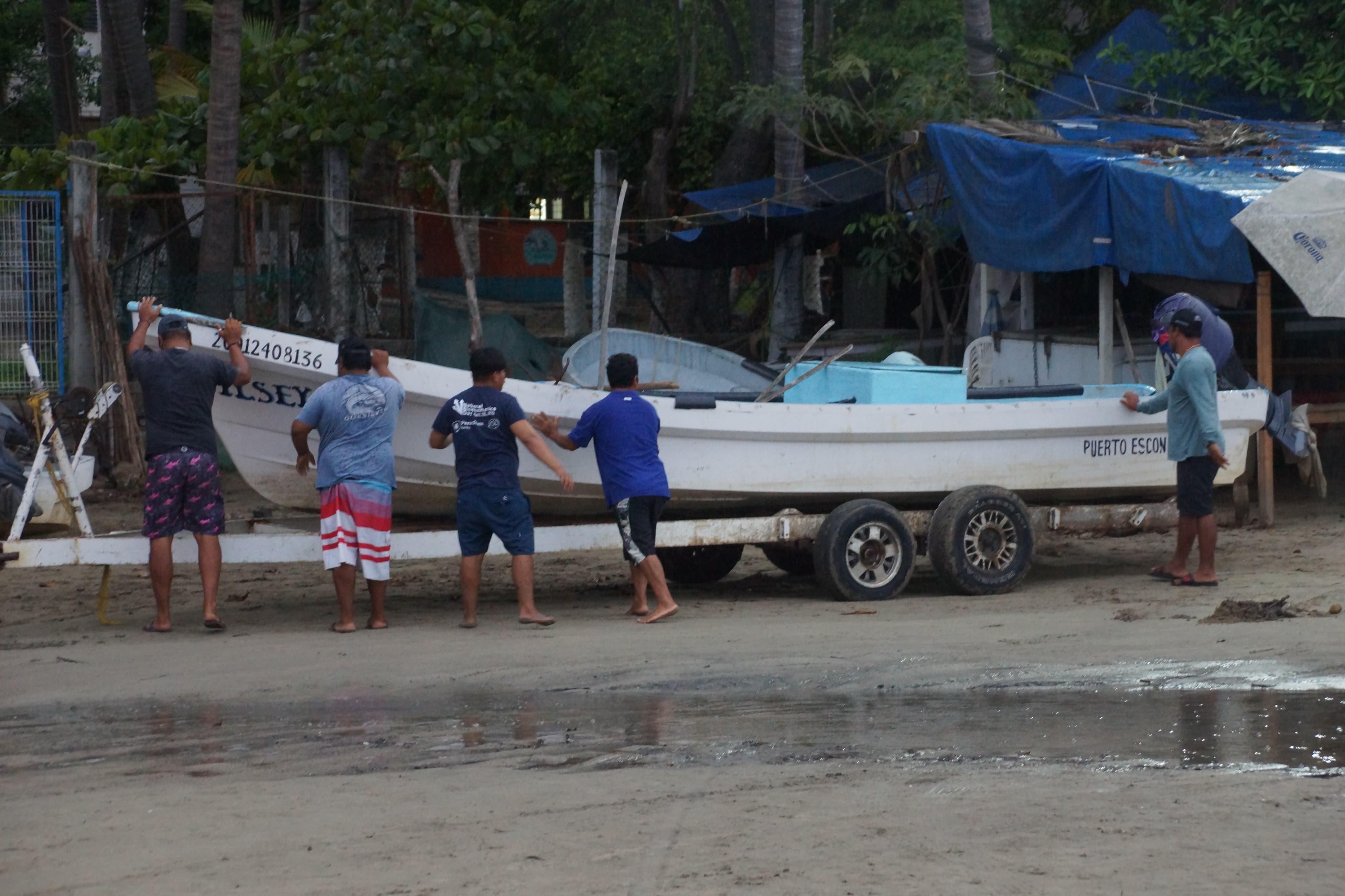 Cierran restaurantes y protegen lanchas en Puerto Escondido, Oaxaca, previo al impacto del huracán Erick