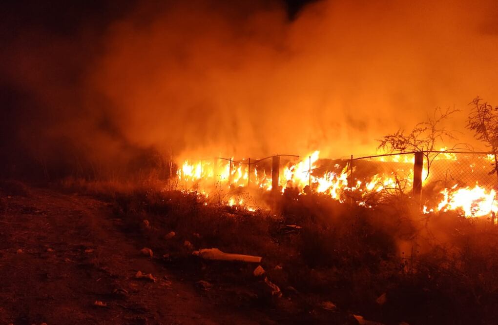 Se desata fuerte incendio en basurero de San Antonino Castillo Velasco; cuerpos de emergencia de Oaxaca logran controlarlo