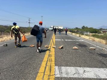 Cumple tres días el bloqueo a la carretera Transístmica para exigir justicia para un joven atropellado 