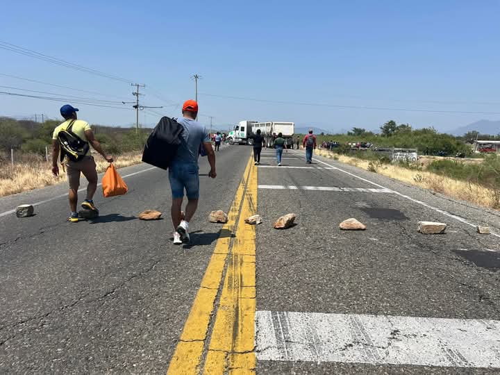 Cumple tres días el bloqueo a la carretera Transístmica para exigir justicia para un joven atropellado