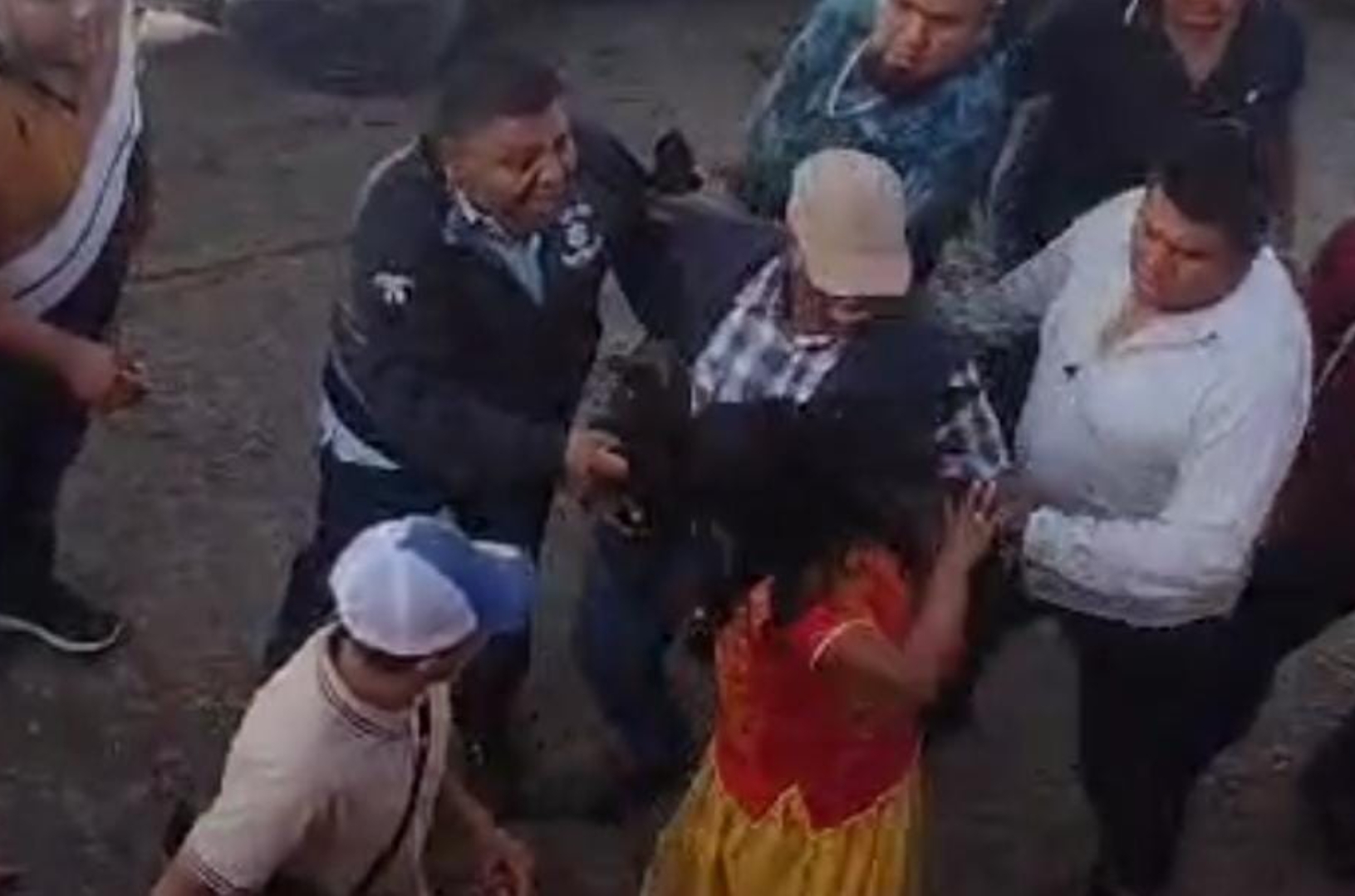 Viralizan video de edil de San Pedro Ixtlahuaca golpeando a mujer indígena de Oaxaca; se separa del cargo