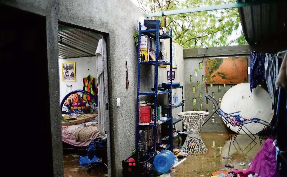 Los vientos del huracán arrastraron el techo de lámina de la casa y del taller de Balam Toscano. Foto: Balam Toscano / EL UNIVERSAL