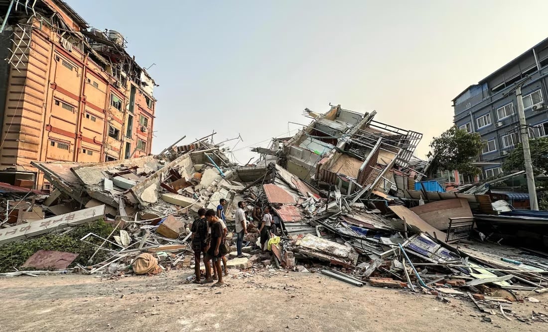 Un potente terremoto causó la muerte de más de 20 personas en Myanmar y Tailandia el 28 de marzo, derribando edificios y puentes y atrapando a más de 80 trabajadores en un rascacielos en construcción en Bangkok. Foto: AFP