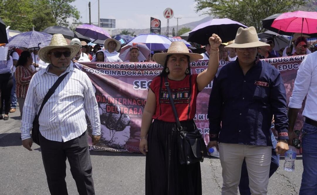 Marchan miles en Oaxaca por el Día del Trabajo; maestros de la Sección 22 anuncia paro indefinido. Fotos: Edwin Hernández