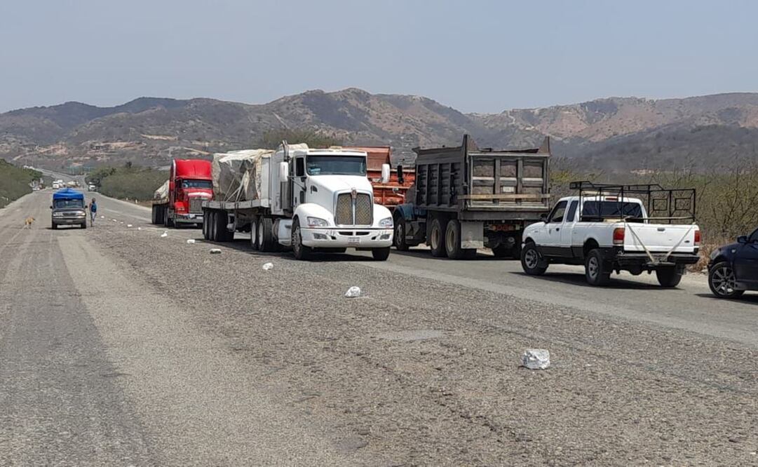 Transportistas de Oaxaca acusan uso de vehículos “piratas” en obras de escollera del Interoceánico. Fotos: Especiales