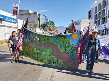 Marchan mujeres indígenas y campesinas de la capital y el Istmo contra los feminicidios