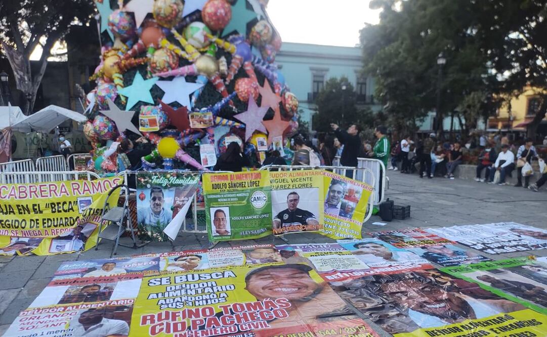 Con árbol de Navidad, mujeres de Oaxaca visibilizan a deudores alimentarios; se estiman 800 mil. Foto: Especial