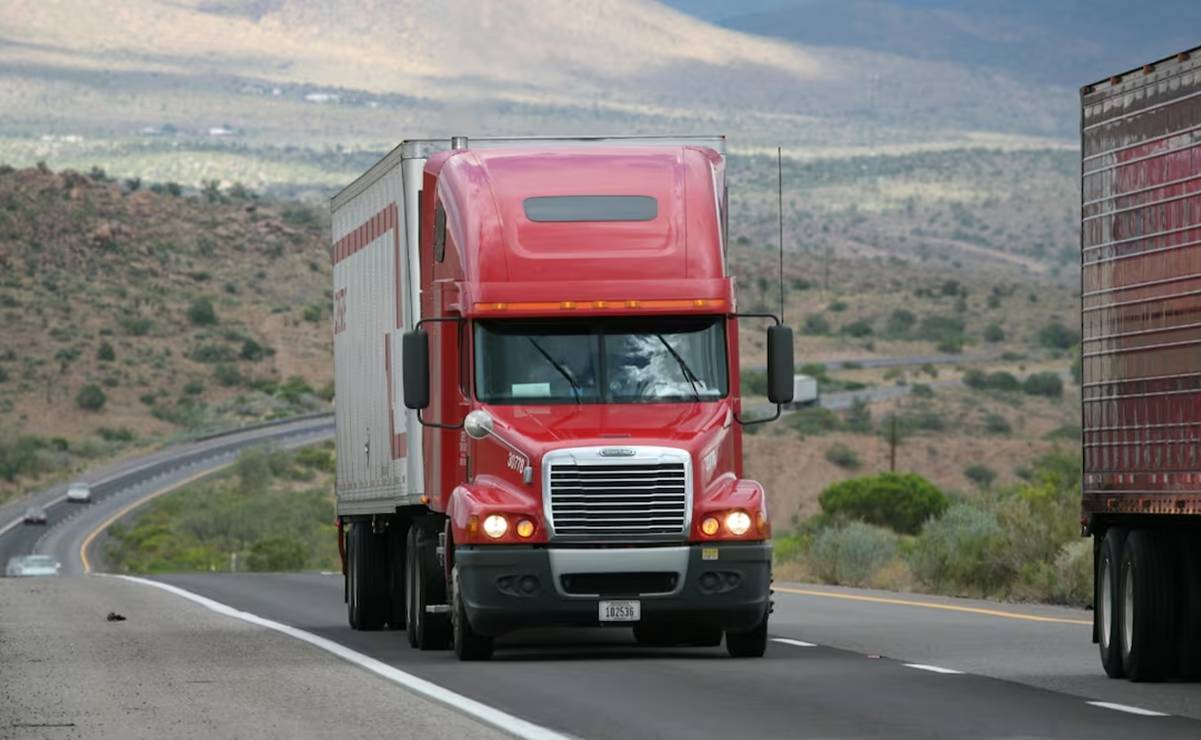 Grupo armado roba oro y plata de un tráiler. Foto: pexels