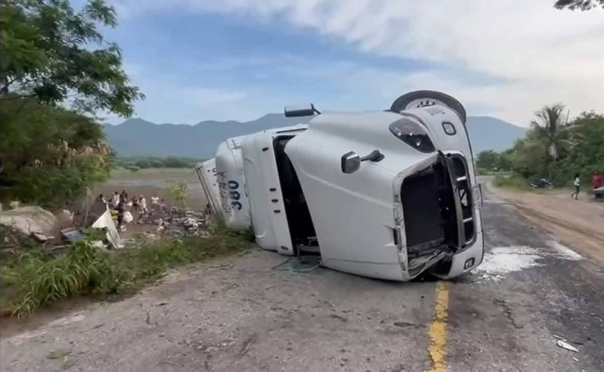 Vuelca tráiler con cajas de aceite comestible en la carretera costera de Oaxaca; se registra rapiña