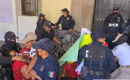 Tras desalojo en Palacio de Gobierno de Oaxaca, piden frenar represión contra desplazadas triquis