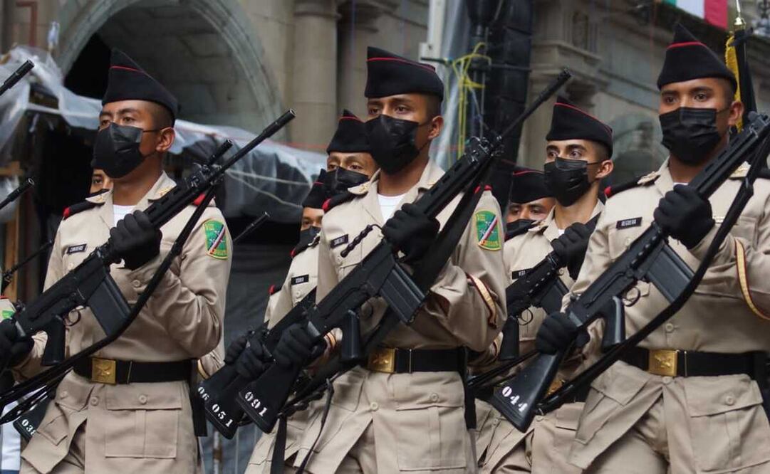 Reconoce Murat labor de Fuerzas Armadas en regreso del Desfile Cívico-Militar a Oaxaca. Foto: Edwin Hernández