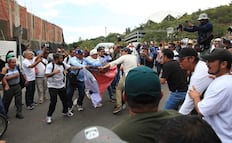 Maestros de la Sección 22 y grupo de choque se confrontan en el Segundo Informe de Claudia Sheinbaum en Oaxaca