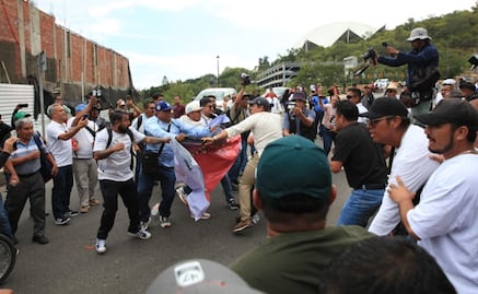 Maestros de la Sección 22 y grupo de choque se confrontan en el Segundo Informe de Claudia Sheinbaum en Oaxaca