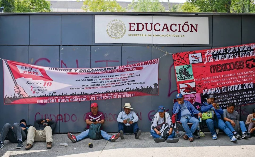 Maestros de la CNTE afuera de las oficinas de la SEP en avenida Universidad, a la altura del Metro Coyoacán (03/06/2026). Foto: Santiago Cadena/ EL UNIVERSAL