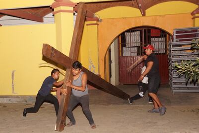 El sacrificio de caminar descalzos bajo el sol por más de cinco horas