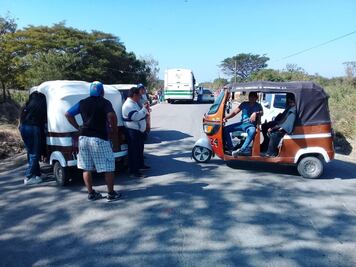 Mototaxistas de Unión Hidalgo bloquean y retienen funcionarios