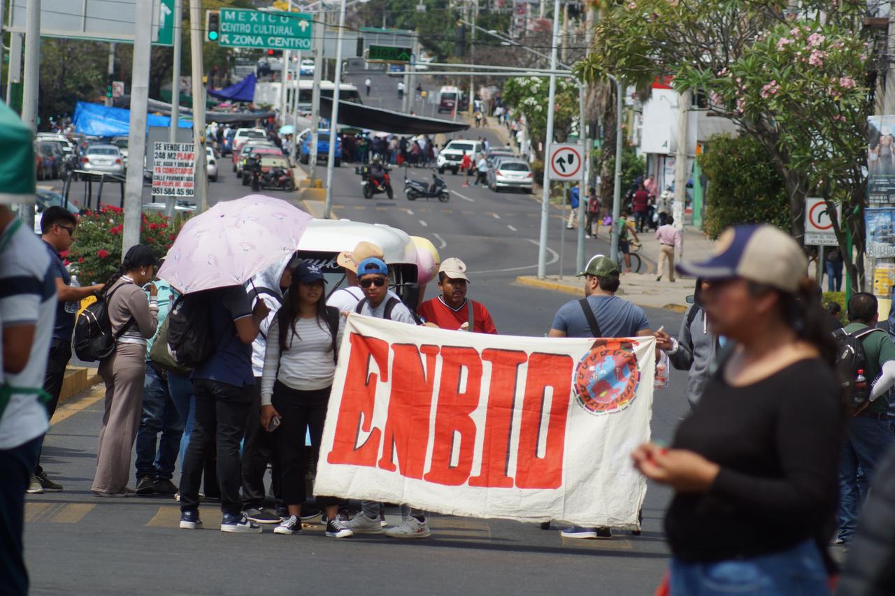 Maestros de Oaxaca exigen la contratación de personal, equipamiento, uniformes y útiles escolares