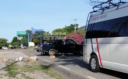 Pobladores de Huamelula bloquean carretera a Huatulco; protestan contra edil y exigen atención médica