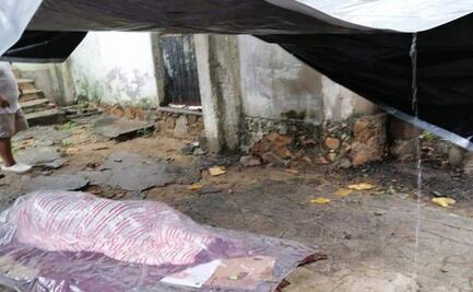 Auxilian a hombre de 70 años en situación de calle en Salina Cruz, Oaxaca; se protegía de la lluvia bajo lonas