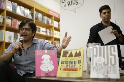 Moneros Darío Castillejos y Acelo Ruiz celebran a “Rius”