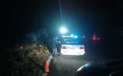 Suman 6 muertos por volcadura de autobús turístico en Oaxaca, 3 eran niños; hay 24 heridos