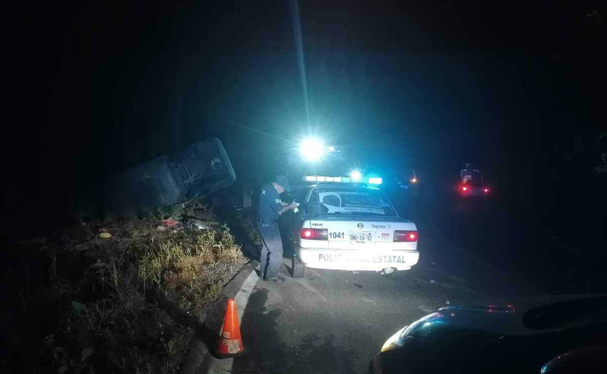 Suman 6 muertos por volcadura de autobús turístico en Oaxaca, 3 eran niños; hay 24 heridos