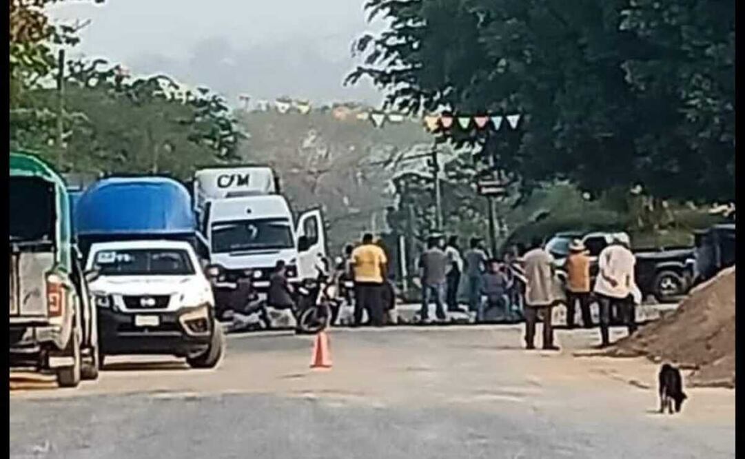 Pobladores de San Juan Mazatlán Mixe instalaron un bloqueo en la carretera federal 147, a la altura de la población La Mixtequita. Foto: Especial