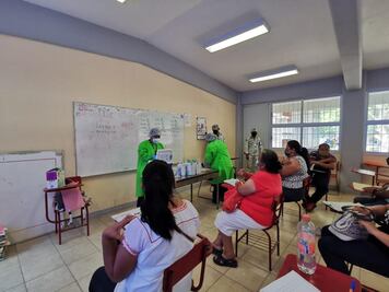 Hospitalizan a maestra de Oaxaca que recibió vacuna antiCovid-19 en el Istmo de Tehuantepec